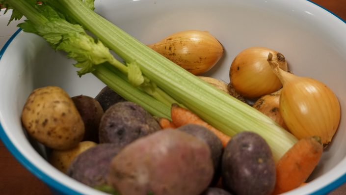 Légumes : céleri, oignons, patates, carrottes
