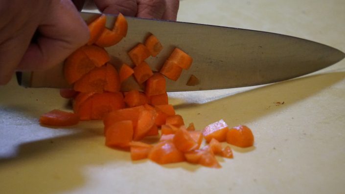 Couteau coupe une carrotte