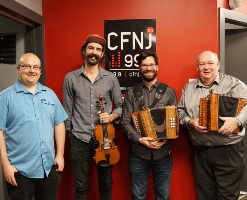 Deux accordéonistes et un violoneux à la station de radio CFNJ-FM.