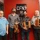 Deux accordéonistes et un violoneux à la station de radio CFNJ-FM.